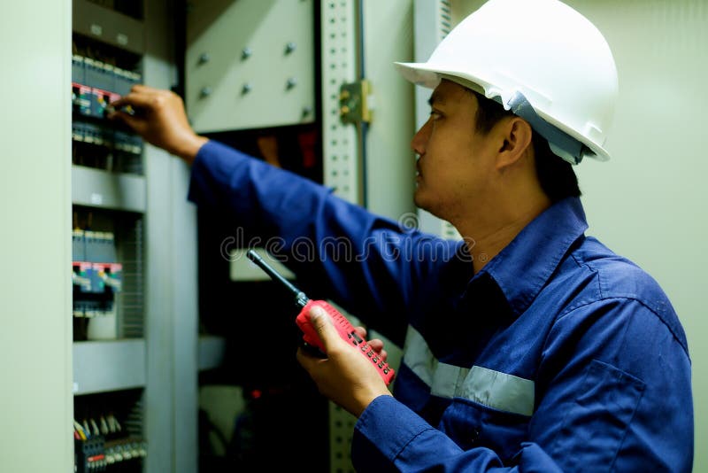 Dirija girar el interruptor en el gabinete eléctrico en la sala de control imagenes de archivo Dirija girar el interruptor en el gabinete eléctrico en la sala de control imagenes de archivo