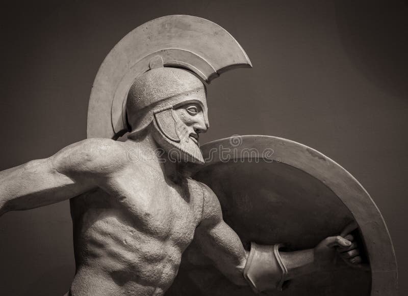 Dirija na escultura antiga grega do capacete do guerreiro