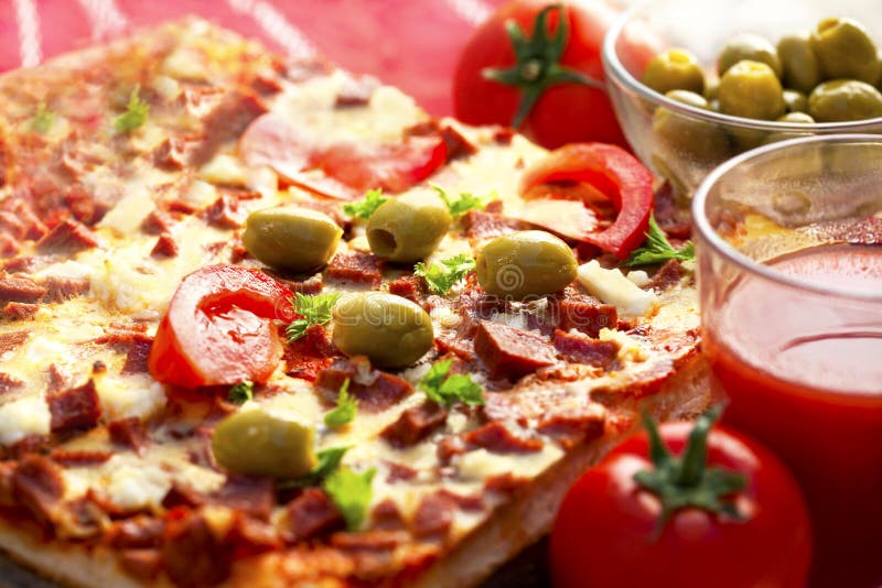 Dirija a pizza feita do ‹do â€ do ‹do â€ com azeitonas e tomates imagem de stock