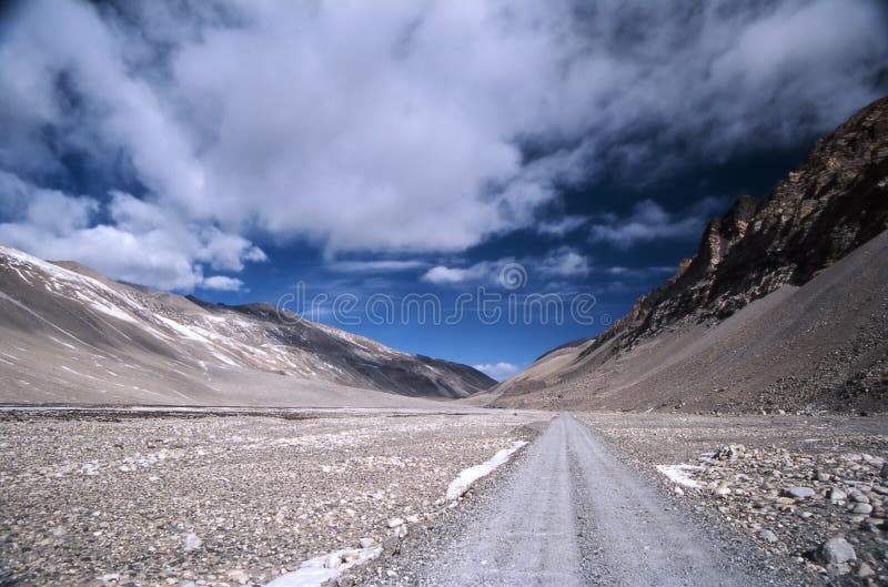 La strada sterrata in inverno altopiano Tibetano, in Cina.