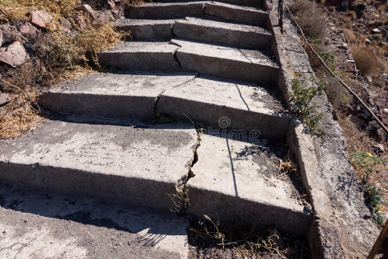 Broken step. Кладбище лестница со сломанной ступенью. Кладбище лестница со сломанной ступенью символ. Грязная лестница указан с фломастером.