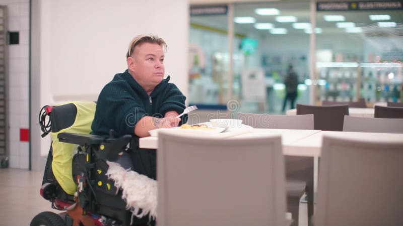 Disabili seduti a tavola in un ristorante dell'ufficio che pranzano