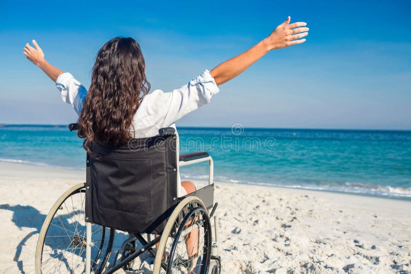 Invalidní žena paže roztažen na pláž na slunný.