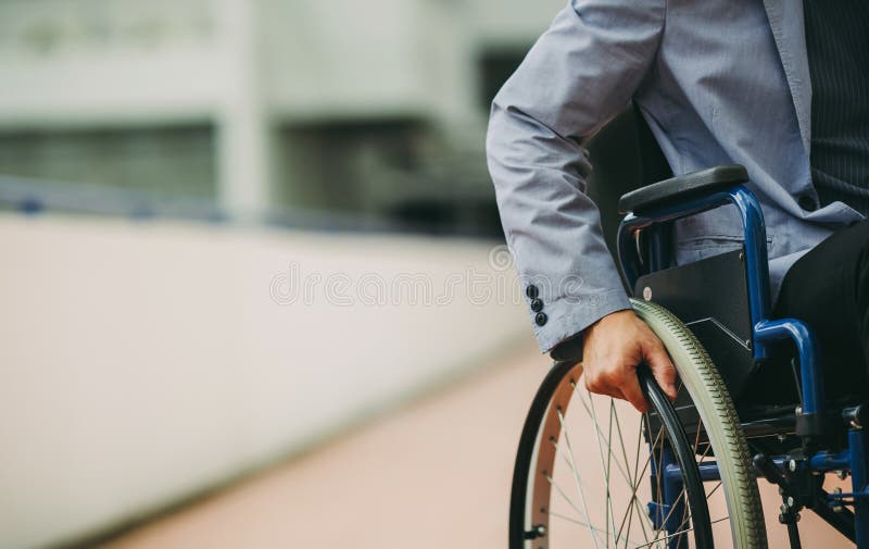 Disattivi l'uomo d'affari sulla sedia a rotelle fotografia stock libera da diritti Disattivi l'uomo d'affari sulla sedia a rotelle fotografia stock libera da diritti