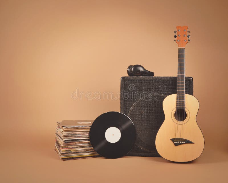 Dischi di musica e fondo dell'annata della chitarra immagine stock libera da diritti Dischi di musica e fondo dell'annata della chitarra immagine stock libera da diritti
