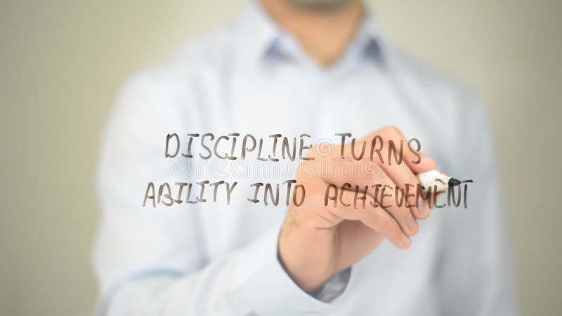 A disciplina transforma a capacidade na realização, escrita do homem na tela transparente