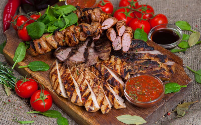 Disco asado a la parrilla mezclado de la carne Carne asada a la parrilla deliciosa clasificada con la verdura fotografía de archivo libre de regalías Disco asado a la parrilla mezclado de la carne Carne asada a la parrilla deliciosa clasificada con la verdura fotografía de archivo libre de regalías