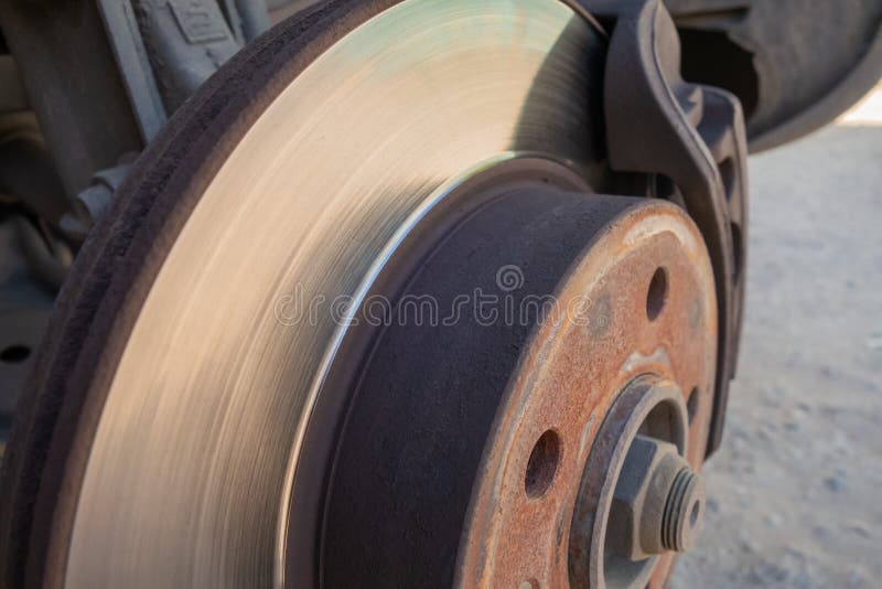 Disco del freno y calibrador del coche La imagen con la rueda quitada para el neumático fotos de archivo libres de regalías Disco del freno y calibrador del coche La imagen con la rueda quitada para el neumático fotos de archivo libres de regalías