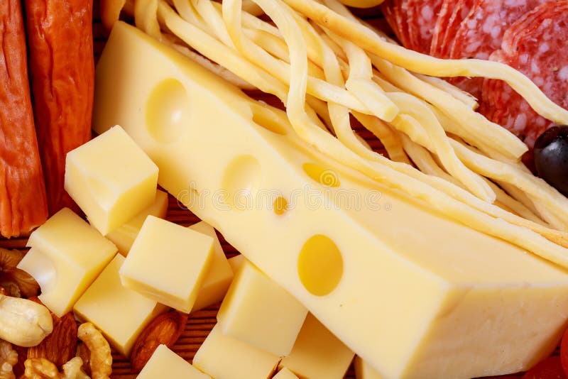 Disco del queso fresco y del salami clasificados imagen de archivo libre de regalías Disco del queso fresco y del salami clasificados imagen de archivo libre de regalías