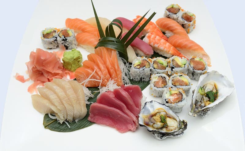 Disco japonés del sashimi del sushi foto de archivo Disco japonés del sashimi del sushi foto de archivo