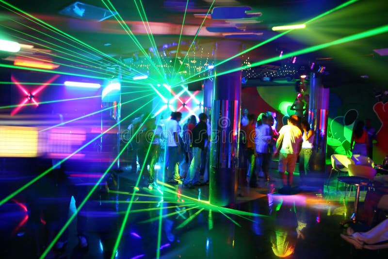 Festa in Discoteca con i giovani e fantastico spettacolo laser.