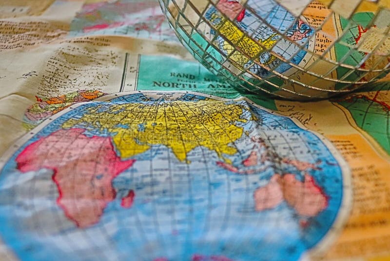 Disco - riflesso di una mappa del mondo colorata immagine stock