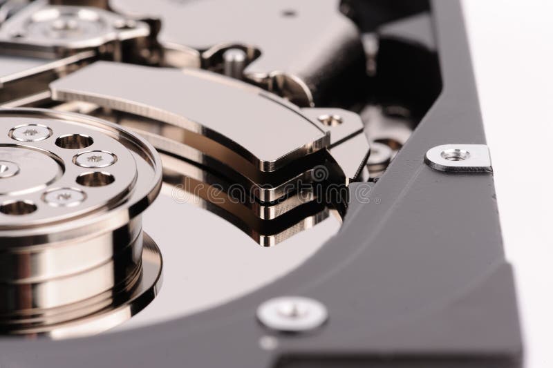 disco rigido aperto isolato su fondo bianco immagine stock libera da diritti disco rigido aperto isolato su fondo bianco immagine stock libera da diritti