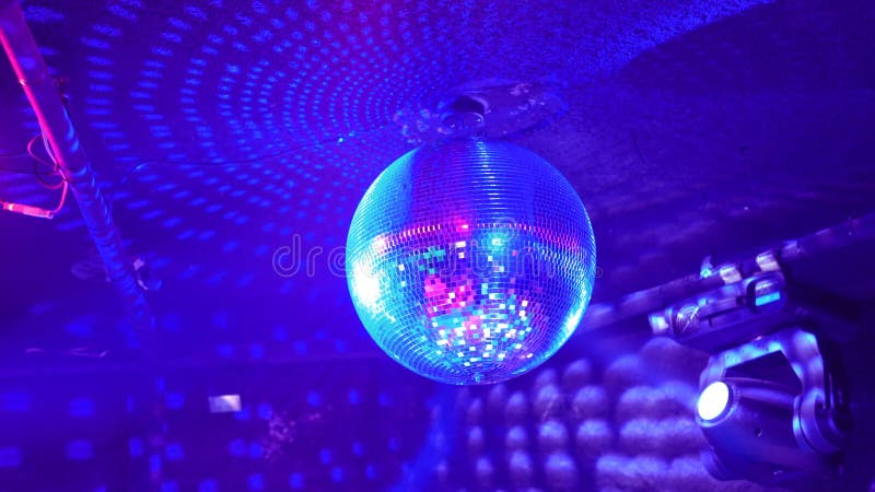 Discoball, der für Hintergrund spinnt