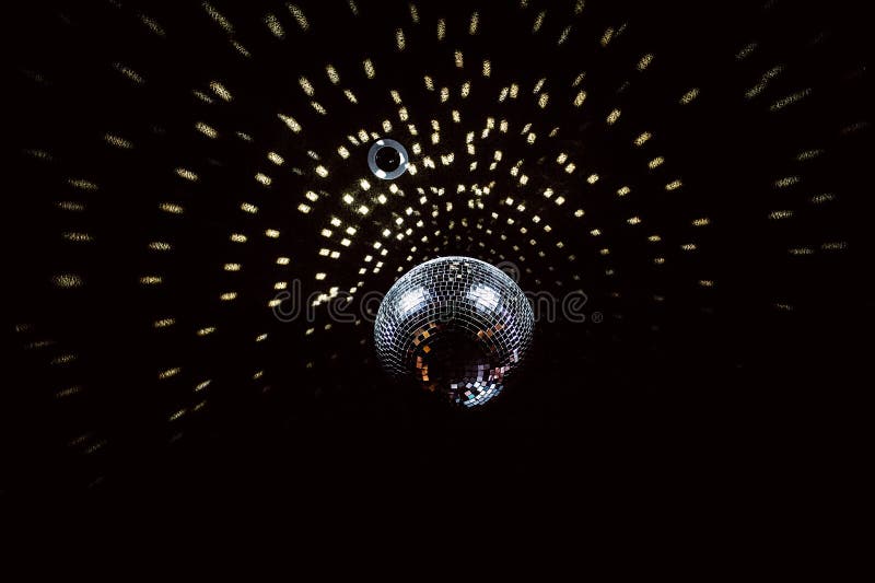 Discoball mit Höhepunkten auf der schwarzen Decke lizenzfreie stockfotografie Discoball mit Höhepunkten auf der schwarzen Decke lizenzfreie stockfotografie