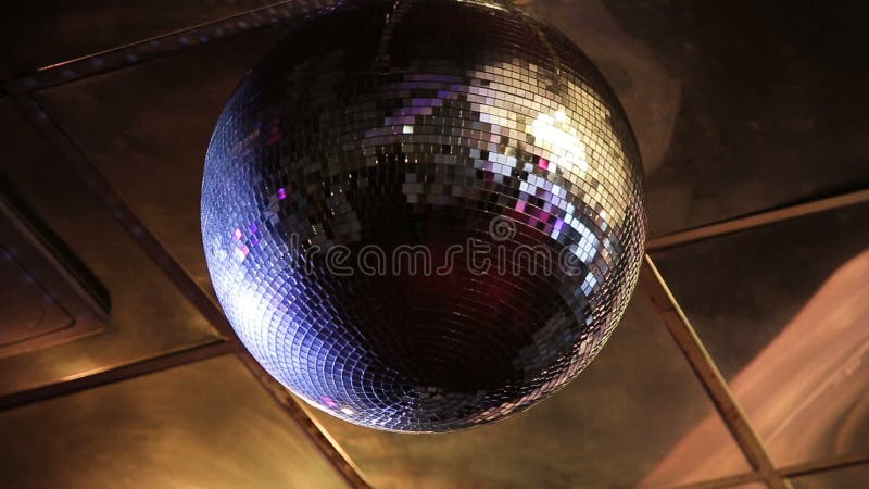 Discokugel an einem Nachtklub