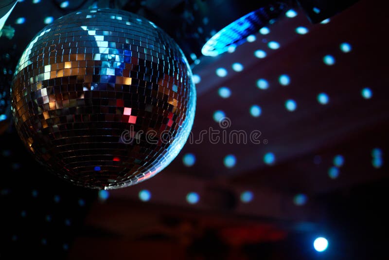 Discothèque Colorée Miroir Ballon Lumières Discothèque Fond. Fête Lumières Disco  Ballon. Focalisation Sélective. Photo stock - Image du scintillement,  effet: 245156672