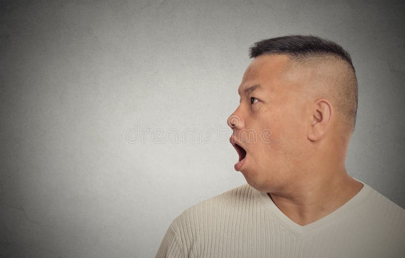 Perfil Lateral Estressado Triste Jovem Chorando Sentado Fora Segurando A  Cabeça Com As Mãos Olhando Para Baixo. Sentimentos De Emoção Humana Fotos,  retratos, imágenes y fotografía de archivo libres de derecho. Image