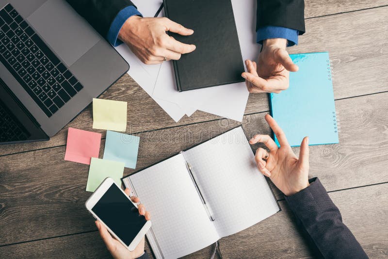 Discusión activa de la estrategia de desarrollo de negocios del negocio Analytics y planeamiento Escritorio del lugar de trabajo foto de archivo libre de regalías Discusión activa de la estrategia de desarrollo de negocios del negocio Analytics y planeamiento Escritorio del lugar de trabajo foto de archivo libre de regalías