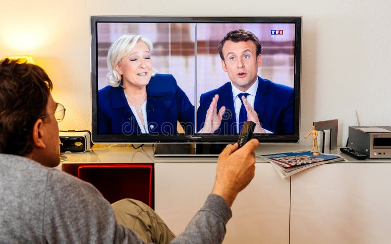 Discussion de observation de défenseur de candidat entre Emmanuel Macron et