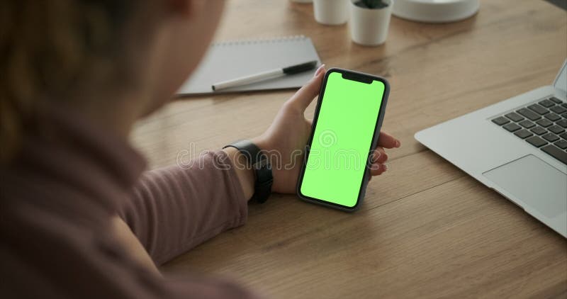 Discussion visuelle de femme en utilisant le téléphone portable avec écran vert banque de vidéos