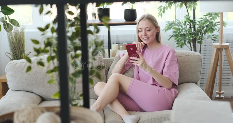 Discussion visuelle de femme en utilisant le téléphone portable à la maison banque de vidéos