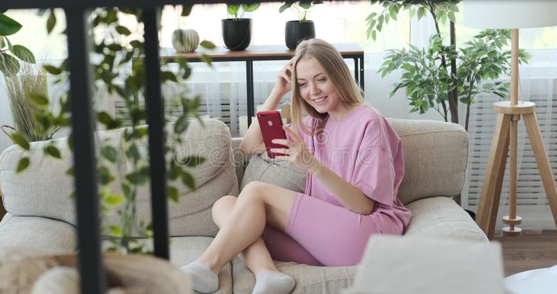 Discussion visuelle de femme en utilisant le téléphone portable à la maison banque de vidéos