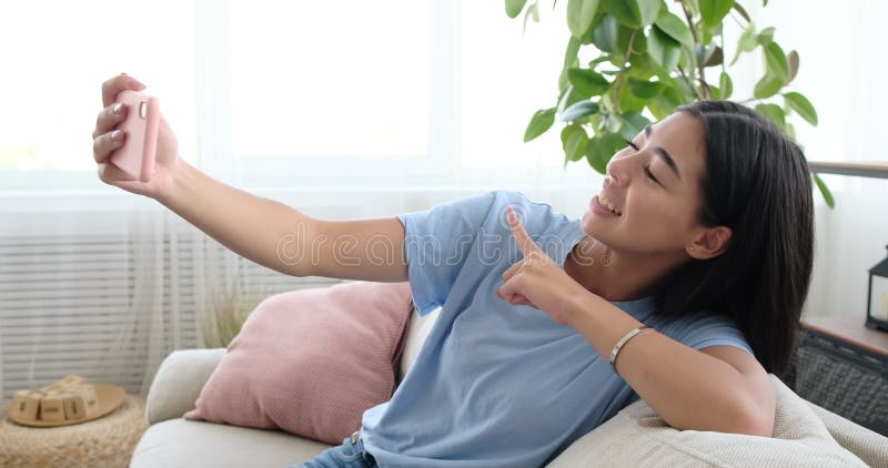 Discussion visuelle de femme en utilisant le téléphone portable à la maison clips vidéos