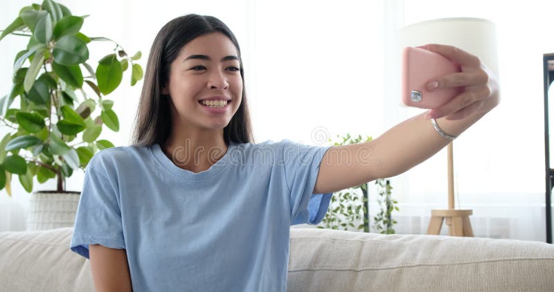 Discussion visuelle de femme en utilisant le téléphone portable à la maison banque de vidéos