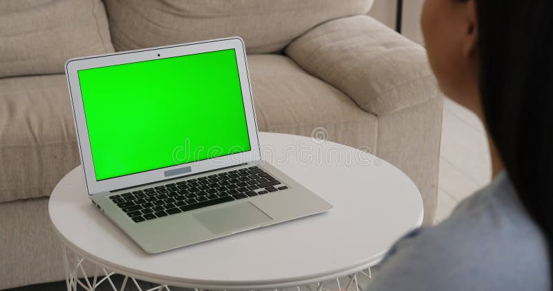 Discussion visuelle de femme à l'aide de l'ordinateur portable avec écran vert de chroma banque de vidéos