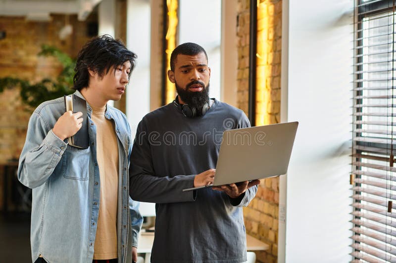 Discussione collaborativa tra colleghi in un immagine stock libera da diritti
