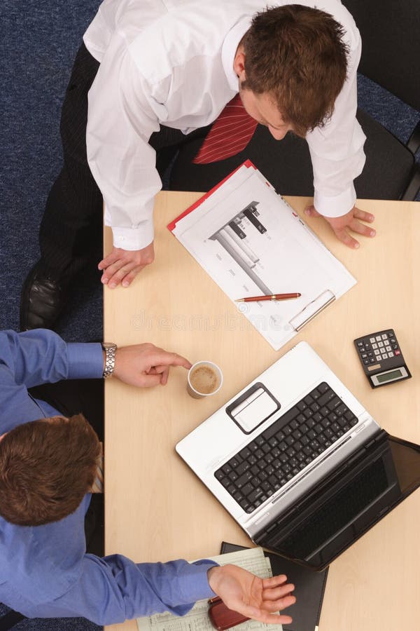 Discussione di affari dei due uomini immagine stock libera da diritti
