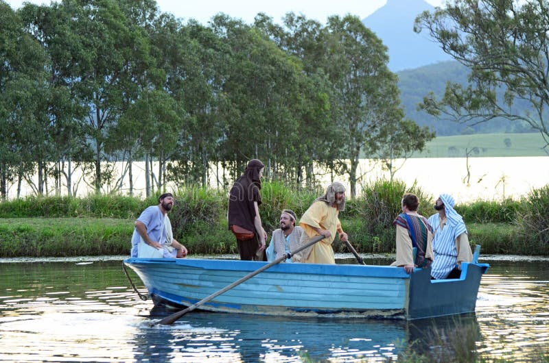 Discípulos de Jesus Christ en barco en el río que actúan en juego vivo imagen de archivo