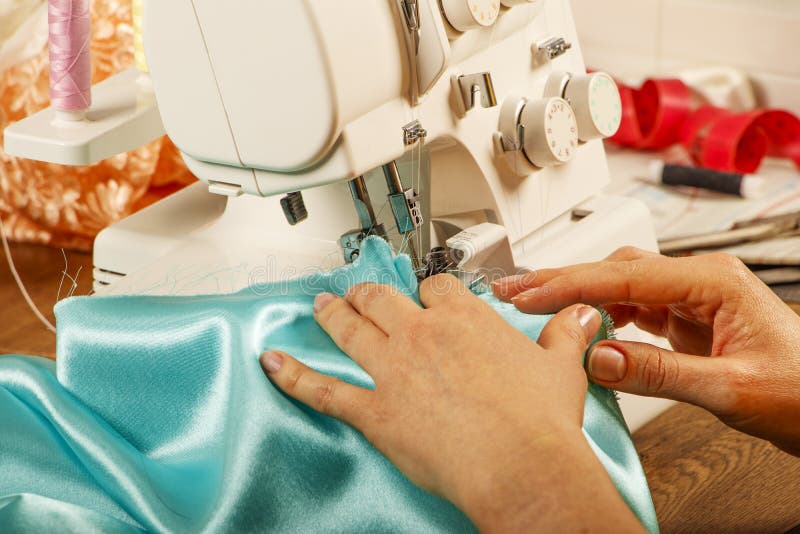 Diseñador De Moda Sastre Profesional Sentado Y Trabajando En El Estudio De  Costura. Costura Confección Moda Ropa Reparación Y Dre Foto de archivo -  Imagen de taller, costurera: 210609538