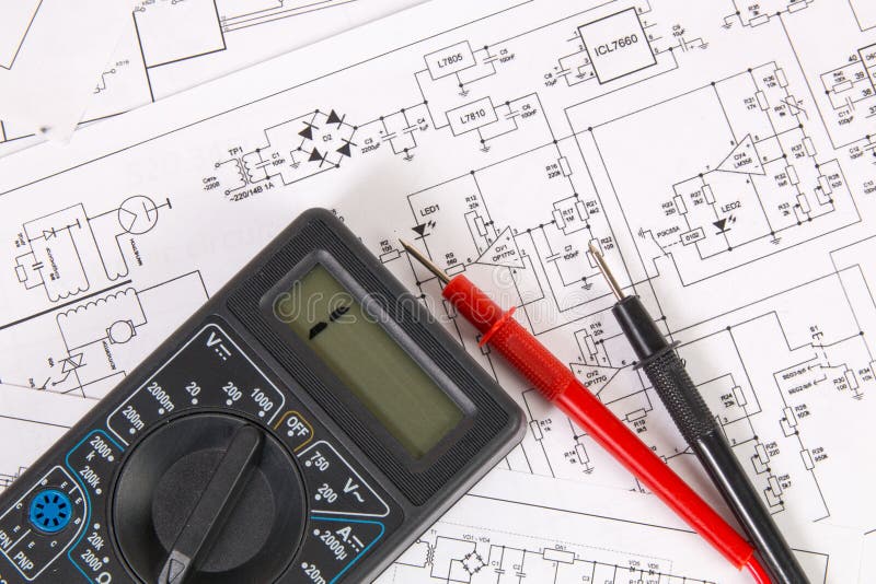 Disegni stampati dei circuiti elettrici e del multimetro digitale Scienza, tecnologia ed elettronica immagini stock