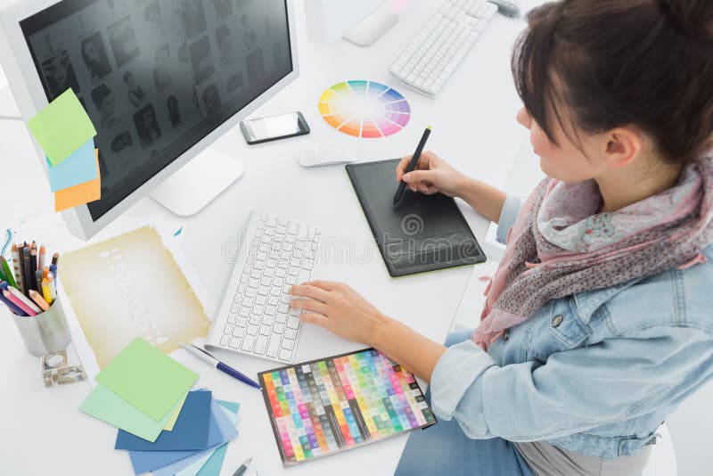 Disegno dell'artista qualcosa sulla tavola del grafico all'ufficio immagini stock Disegno dell'artista qualcosa sulla tavola del grafico all'ufficio immagini stock