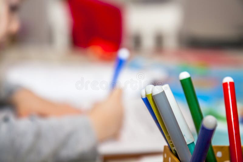 Disegno della ragazza del primo piano con le matite variopinte fotografie stock libere da diritti Disegno della ragazza del primo piano con le matite variopinte fotografie stock libere da diritti