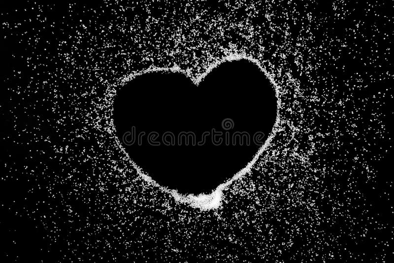 Disegno di simbolo del cuore di amore dal dito sulla polvere bianca del sale sul fondo nero del bordo immagine stock Disegno di simbolo del cuore di amore dal dito sulla polvere bianca del sale sul fondo nero del bordo immagine stock