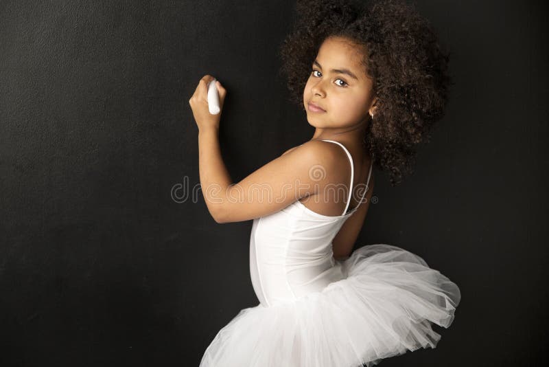 Disegno sveglio del ballerino di balletto con un gesso fotografie stock libere da diritti Disegno sveglio del ballerino di balletto con un gesso fotografie stock libere da diritti