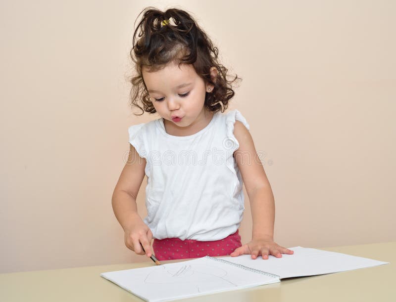 Disegno sveglio della ragazza fotografie stock Disegno sveglio della ragazza fotografie stock