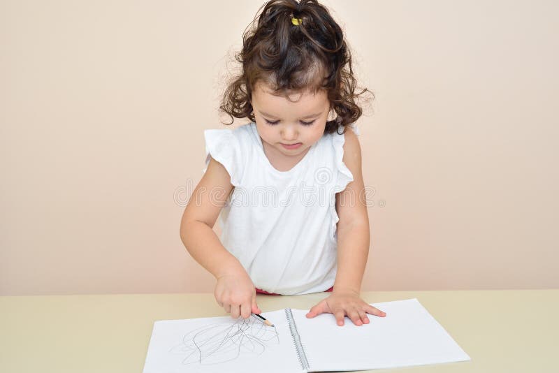 Disegno sveglio della ragazza immagini stock libere da diritti Disegno sveglio della ragazza immagini stock libere da diritti