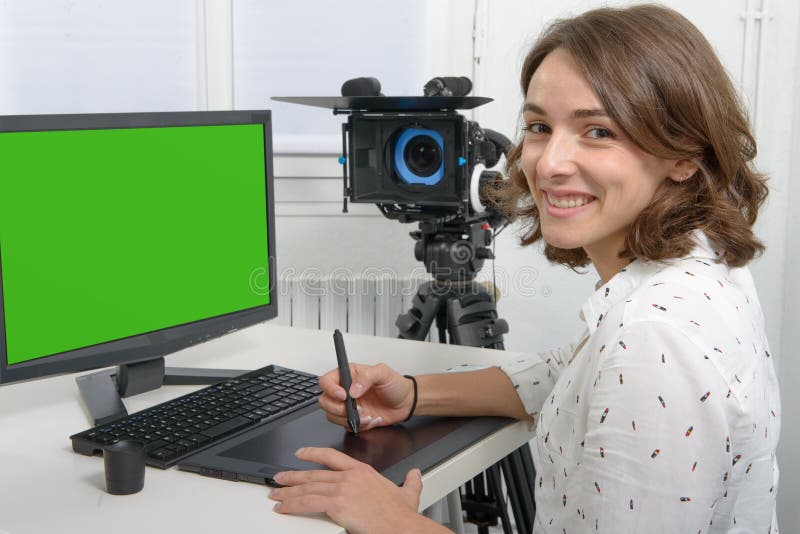 Diseñador de sexo femenino joven que usa la tableta de gráficos foto de archivo Diseñador de sexo femenino joven que usa la tableta de gráficos foto de archivo