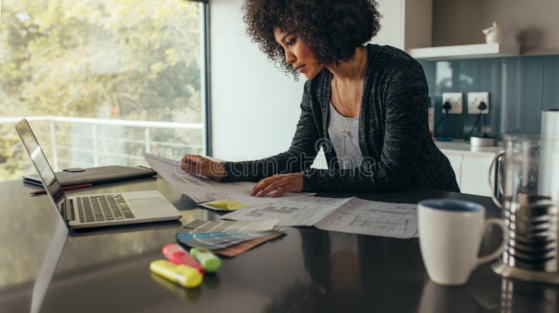Diseñador de sexo femenino que trabaja en casa la oficina en nuevas ideas fotos de archivo libres de regalías