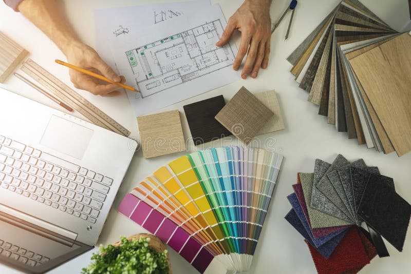 diseñador que trabaja en la oficina haciendo la selección de muebles y materiales de suelos de muestras para el proyecto de diseñ diseñador que trabaja en la oficina haciendo la selección de muebles y materiales de suelos de muestras para el proyecto de diseñ