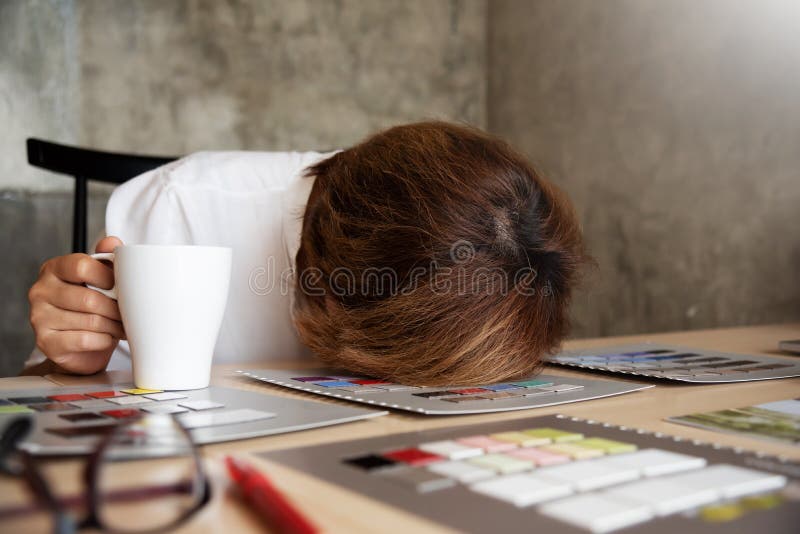 Diseñador Sleeping de la mujer de negocios mientras que trabaja fotografía de archivo Diseñador Sleeping de la mujer de negocios mientras que trabaja fotografía de archivo