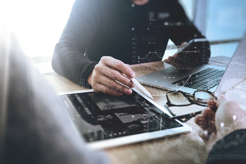 Diseñador web de dos colegas que discute datos y la tableta digital fotografía de archivo Diseñador web de dos colegas que discute datos y la tableta digital fotografía de archivo