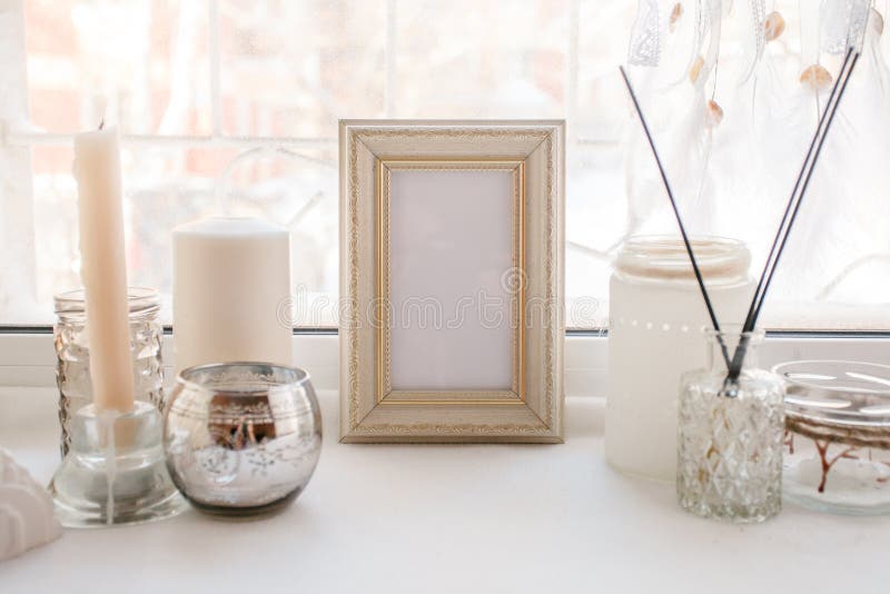 Diseño casero elegante lamentable Tabla hermosa de la decoración con velas, un dreamcacher, un palillo del aroma y un marco con e