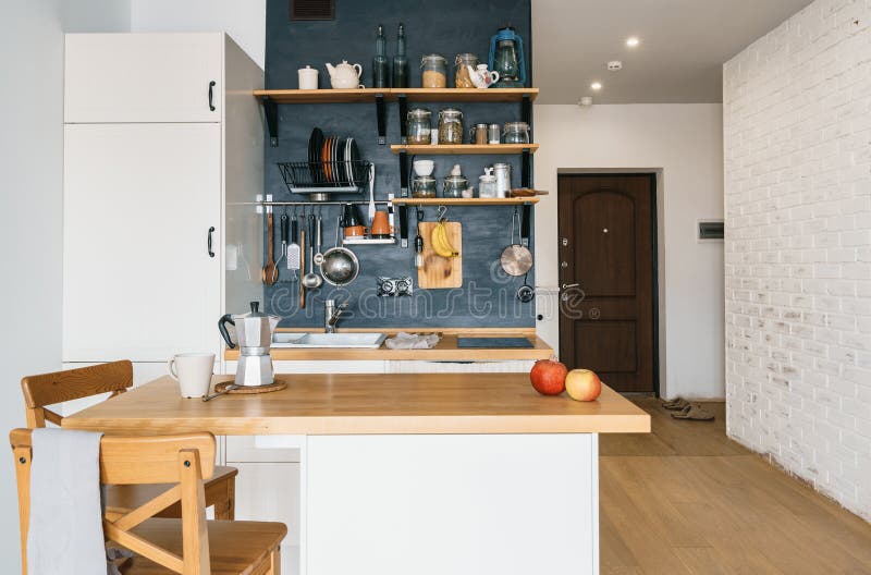 Diseño de cocina casera moderna en el ático y el estilo rústico Pared negra con los estantes, bandejas, tarros, tazas Refrigerado imágenes de archivo libres de regalías Diseño de cocina casera moderna en el ático y el estilo rústico Pared negra con los estantes, bandejas, tarros, tazas Refrigerado imágenes de archivo libres de regalías