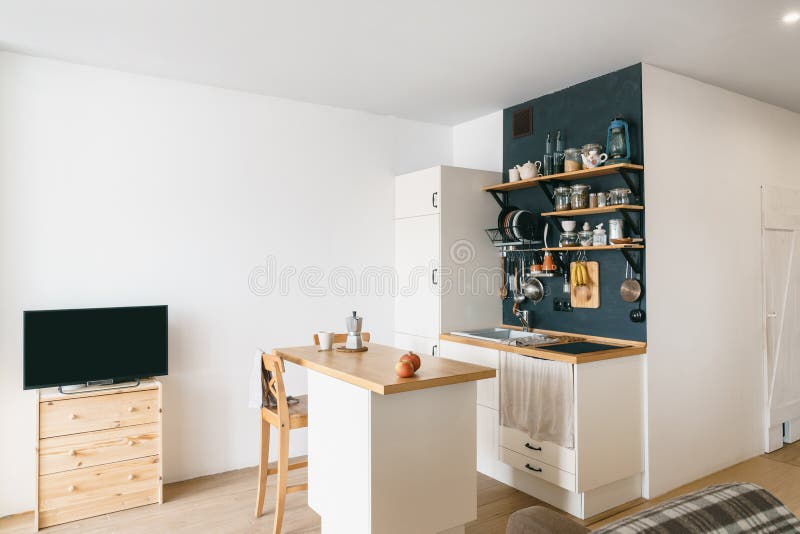 Diseño de cocina casera moderna en el ático y el estilo rústico Pared negra con los estantes, bandejas, tarros, tazas Refrigerado fotos de archivo Diseño de cocina casera moderna en el ático y el estilo rústico Pared negra con los estantes, bandejas, tarros, tazas Refrigerado fotos de archivo