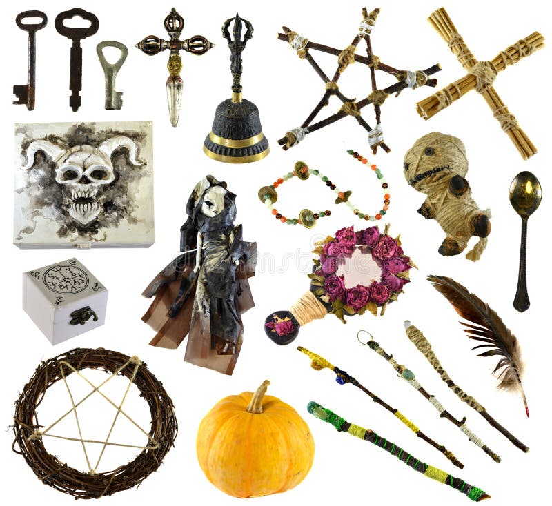 Diseño fijado con los objetos rituales con la muñeca del vudú, pentagram, calabaza aislada en blanco fotografía de archivo Diseño fijado con los objetos rituales con la muñeca del vudú, pentagram, calabaza aislada en blanco fotografía de archivo